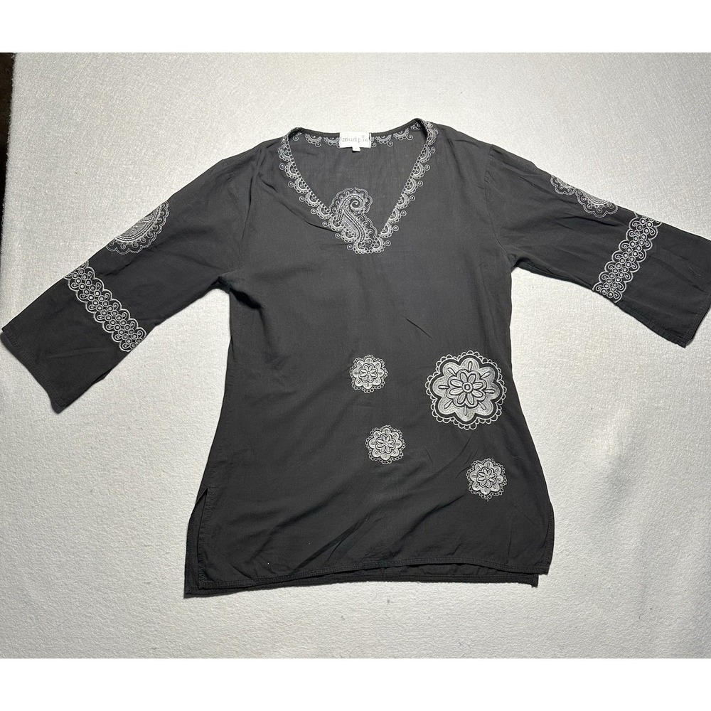 Mud Pie Shirt Black White Embroidered Design M